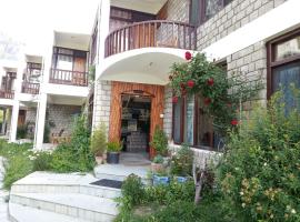 Tourist Hotel 10 minutes walking distance from the mall, hotel v destinácii Manāli
