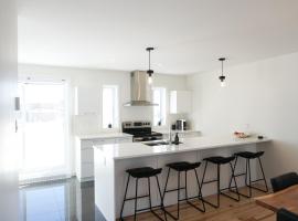 Le Citadin - Maison neuve moderne & ensoleillée, cabaña o casa de campo en Quebec