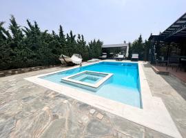 Olivujoj Villajoj - Deluxe Villa with Detached Pool House: Anavissos şehrinde bir kulübe