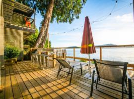 Waterfront Cottage With Superb Coastline Views, cabaña o casa de campo en West Vancouver