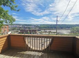 Beautiful Home with Gym, Free WIFI & Backyard, appartement in Edmundston