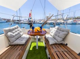 Seaside Chill-out Stay on a Sail Yacht, barco en Puerto Calero