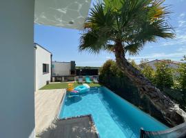 Superbe villa plain-pied avec piscine、Servianのホテル