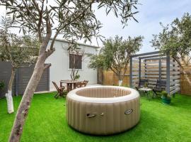 The Home Away from Home with Hot Tub, hotel em Lampi