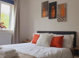 Cozy Bedroom with Garden View: Newcastle under Lyme şehrinde bir otoparklı otel