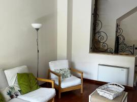VILLINO CARLOTTA - La casa nel verde a 800 mt dal centro - relax -spazio - privacy -, хотел в Чивита Кастелана