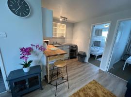 82, Belle Aire, Hemsby - Two bed chalet, sleeps 6, bed linen and towels included - pet friendly, kalnų namelis Didžiajame Jarmute