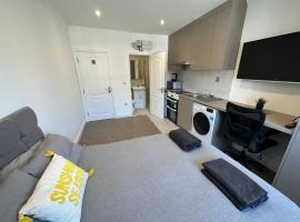 Bright Modern, 1 Bed Flat, 15 Mins Away From Central London, cheap hotel in Hendon