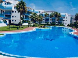 Atico lujo primera linea, terraza, piscina, parking, povoljni hotel u gradu Castell de Ferro