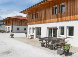 2Geräumiges Ferienhaus in den schönen Alpen, hotel in Döbriach