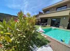 Favone Villa 8 pers piscine privée proche plage, hotel in Sari Solenzara