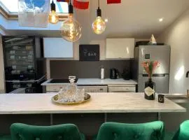 Welcome to Matteo's Bar - Place Massena 5min beach