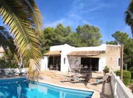 private Villa mit eigenem Pool unter Palmen, hotel din Cala Llenya