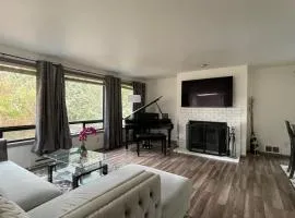 Remodeled, Spacious, Modern Retreat 5 BR, 3BA, 2KIT