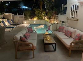 Nanpa, Luxury Family Three Bed Villa, St James West coast, Private pool, hotell i Saint James
