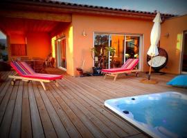 NEW Villa with JACUZZI, near St Cyprien beach, Hotel in Lecci
