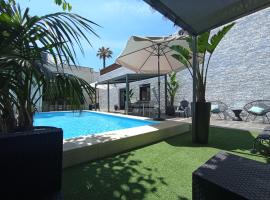 Edard's Great House, cabana o cottage a Castelldefels