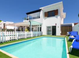 Villa Siroi, Puerto Del Carmen, heated pool, 10mn from the sea, hotell i Puerto del Carmen