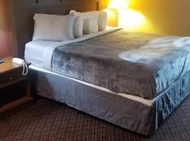 OSU Queen Bed Hotel Room 213 Wi-Fi Hot Tub Booking, hotel with parking in Stillwater