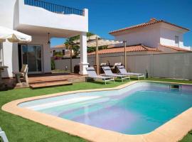 cosy villa with private pool, hotel i Fuengirola