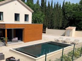 La maison des Eucalyptus - Piscine, jacuzzis et lac, cabaña o casa de campo en Orange