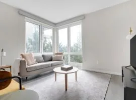 Bellevue 2BR w Pool Spa Gym nr shopping SEA-280