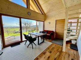 Zweistöckiges Natur-Holzhaus mit Berg- & Seesicht, holiday home in Horgenzell