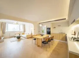 Warm Four Bedroom Apartment with Huangpu River View
