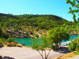 Appartements Hameau du Port, apartment in Esparron-de-Verdon