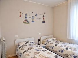 FARO DELL'ESTATE delizioso BICAMERA con POSTO AUTO dietro la SPIAGGIA, хотел в Градо