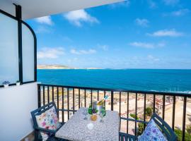 Islet Promenade Seafront 1 Bedroom Apartment with 2 seaview balconies by Getawaysmalta, hotell i St Paul's Bay