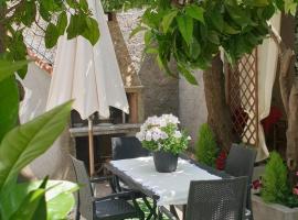 Casa vacanze con giardino e area barbecue, cheap hotel in Martis