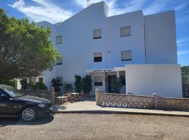 Apartamentos Mar Bella: Es Cana'da bir otel