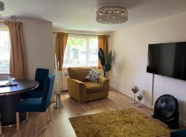 Modern Spacious Gated Two Bedrooms Apartment, hotell i Stifford