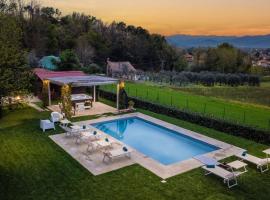 Villa Catia Farmhouse, Three Luxury Bedrooms, a Jacuzzi Pool and a Dream-Like Getaway Experience, villa en Capannori