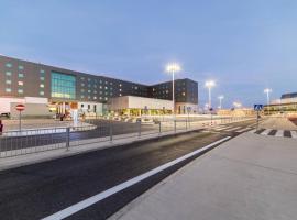 Courtyard by Marriott Warsaw Airport, отель в Варшаве, рядом находится Окенче