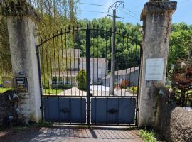 moulin de rouchillou, hotel con estacionamiento en Saint-Martial-de-Valette