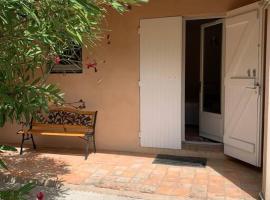 Studio en rez-de-jardin arboré avec accès piscine et clim, hotel in Villeneuve-lès-Avignon