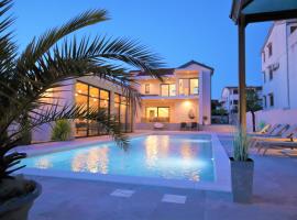 Luxury villa Magale with large pool, luxury hotel in Biograd na Moru