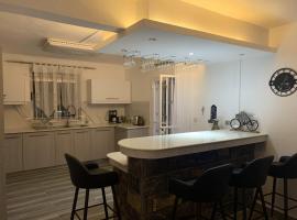 Cosy Villa in Pointe aux Piments with Shared Pool., hotel v destinaci Pointe aux Piments