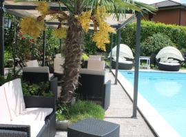 Albergo Paradiso, hotel with pools in Maccagno Superiore