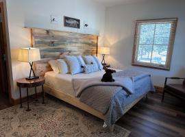 Enchantment Lodges - 5 min walk to downtown, alojamento para férias em Leavenworth