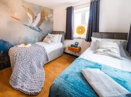 Luxury Detached House with Free Parking, Fast Wifi and Smart TV with Netflix by Yoko Property