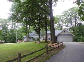 Peaceful Forested 5 Bedroom Near Lake Michigan sleeps up to 16, hotel in Coloma