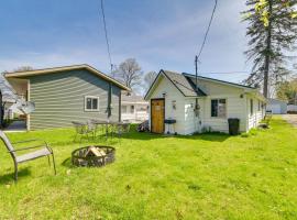 Houghton Lake Cottage - Central Location!, villa en Houghton Lake