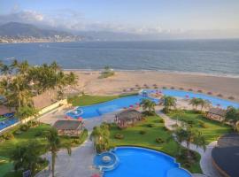 Ocean front Grand Venetian corner condo, resort a Puerto Vallarta