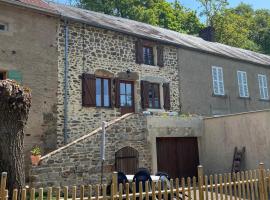 Petit cocon au cœur du Morvan, hotel com estacionamento em Montreuillon