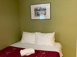 Spacious Private Los Angeles Bedroom with AC & WIFI & Private Fridge near USC the Coliseum Exposition Park BMO Stadium University of Southern California, hotel perto de Museu de História Natural do Condado de Los Angeles, Los Angeles