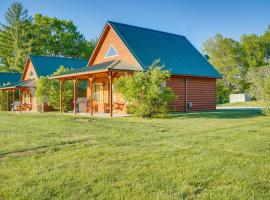 Lakefront Columbia Cabin with Porch and Shared Dock, casa rústica em Columbia