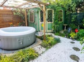 Cosy Garden Flat, Private Roofed Hot Tub & Four Poster Bed、ヨークのホテル